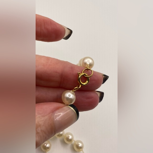 Shorter Vintage Strand of Pearls (G) - Picture 4 of 4